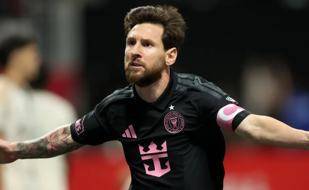 Messi chega a 14 jogos seguidos com participação em gol e fica a três de igualar recorde pessoal