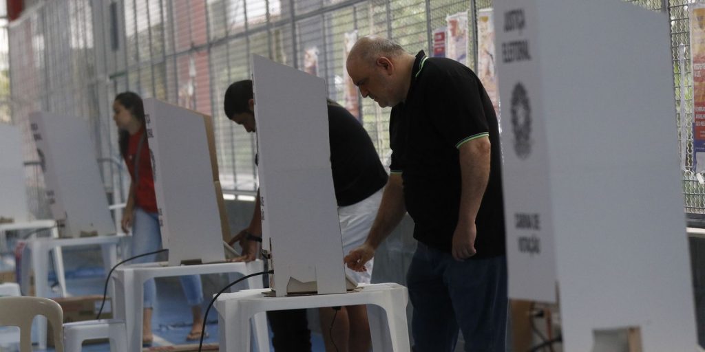 Eleições 2026: colinha de papel é permitida, mas celular é proibido na cabine de votação