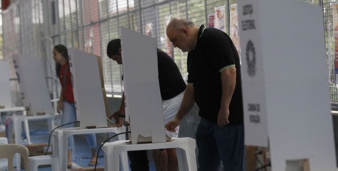 Eleições 2026: colinha de papel é permitida, mas celular é proibido na cabine de votação