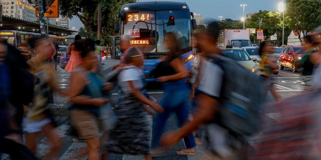 Medo da violência redesenha rotina de mulheres no Rio, aponta pesquisa