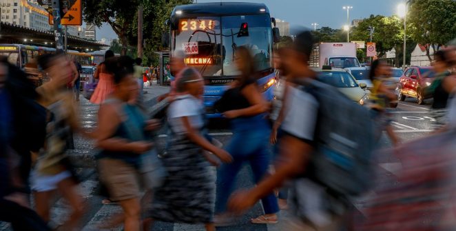 Medo da violência redesenha rotina de mulheres no Rio, aponta pesquisa