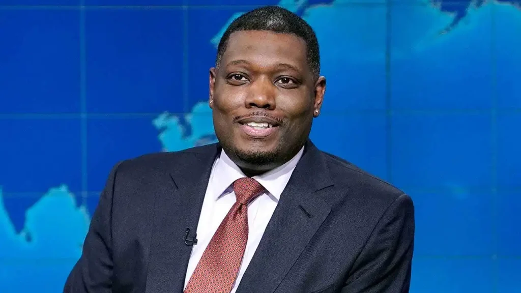 Michael Che usa termo pejorativo e ironiza assassinato de Charlie Kirk em novo especial da Netflix