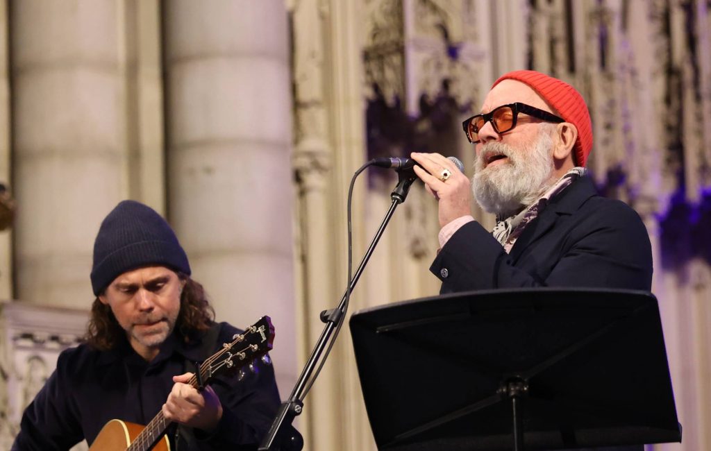 Michael Stipe canta E-Bow The Letter com integrantes do The National na França