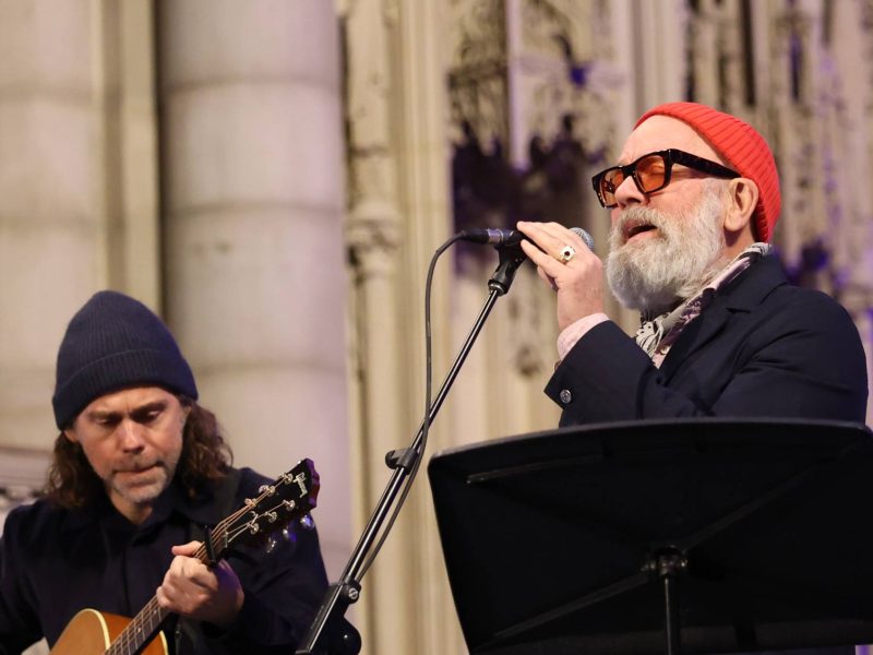 Michael Stipe canta E-Bow The Letter com integrantes do The National na França