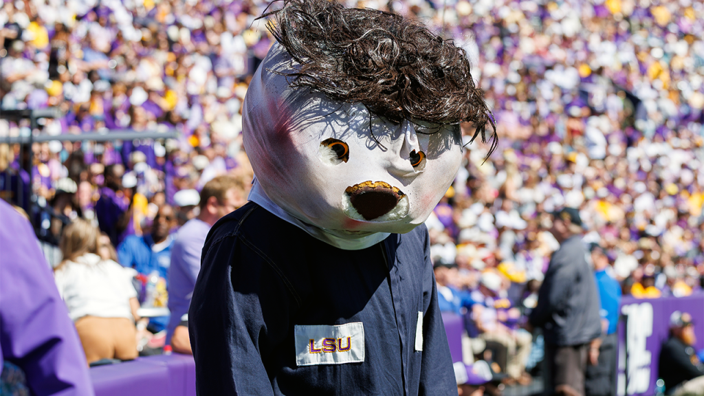 Mascote da LSU fantasiado de Michael Myers persegue árbitro em campo e é contido por funcionário