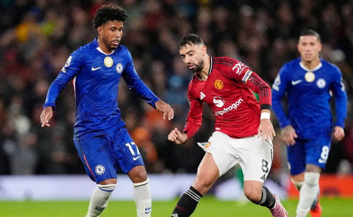 Chelsea e Manchester United se enfrentam em duelo decisivo na briga por vagas europeias