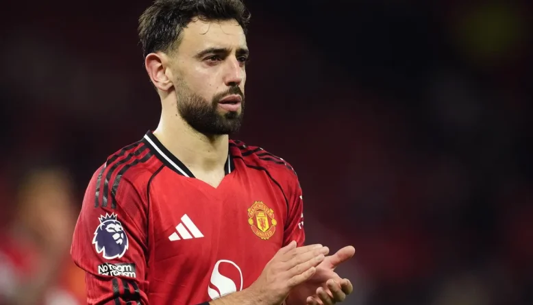 Como e Manchester United definem escalações para duelo da Champions; Fabregas e Carrick se enfrentam