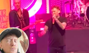Frank Carter interrompe show e expulsa homem de mosh pit exclusivo para mulheres