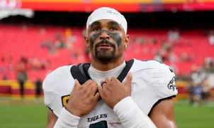 Eagles colocam Jalen Hurts na reserva de lesionados após coágulo superficial na panturrilha