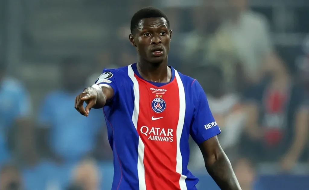 Nuno Mendes desfalca PSG contra o Barcelona por lesão muscular na coxa esquerda