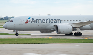 American Airlines plane blows tire during landing at Chicago O'Hare: FAA
