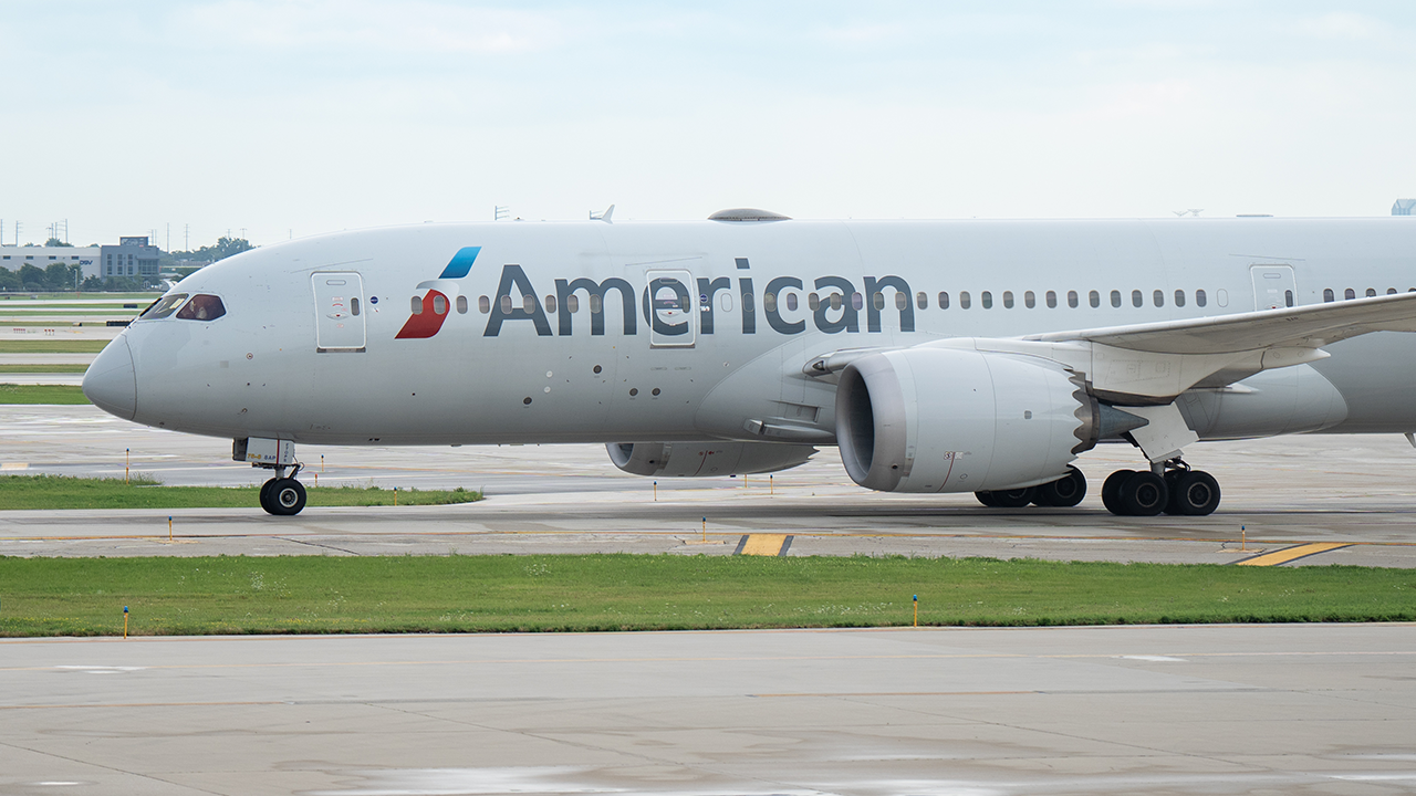 American Airlines plane blows tire during landing at Chicago O'Hare: FAA