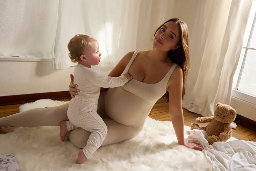Olivia Culpo manterá mala de hospital viral e lança coleção de maternidade para segunda gravidez