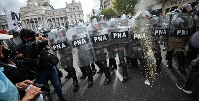 Fim de moratória e nova fórmula reduzem novas aposentadorias em 53% na Argentina