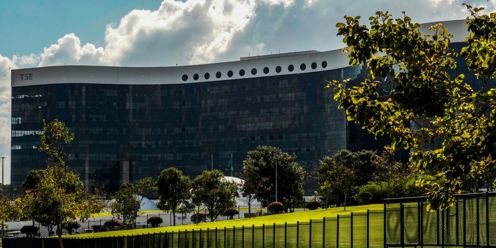 TSE manda Lula e Janja removerem vídeos que associam Flávio Bolsonaro a corte de programas sociais