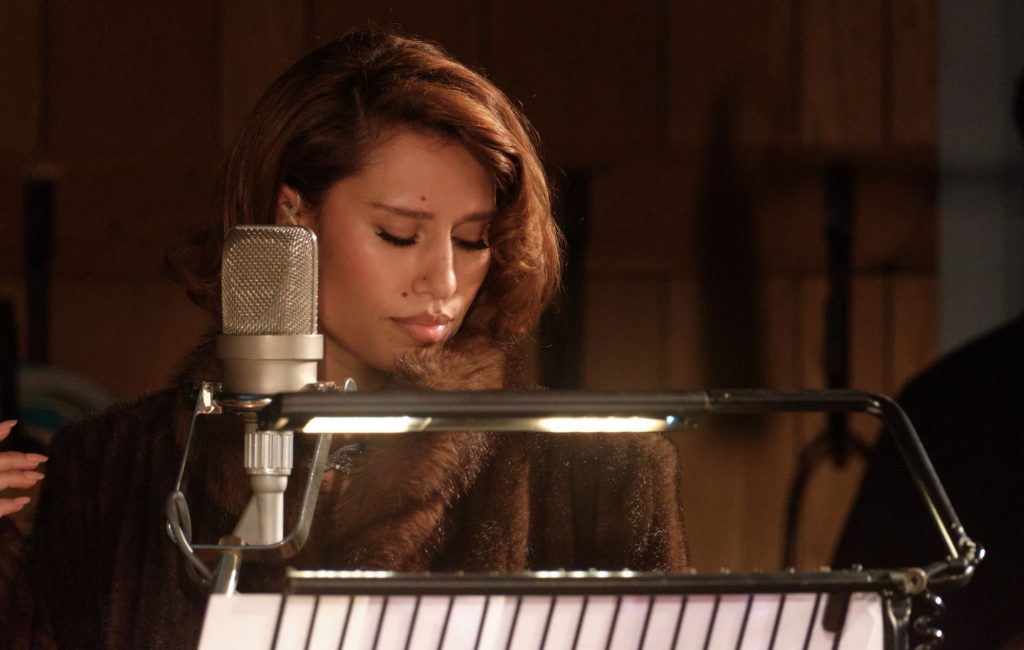 Raye anuncia show sinfônico no Royal Albert Hall com releitura de álbum