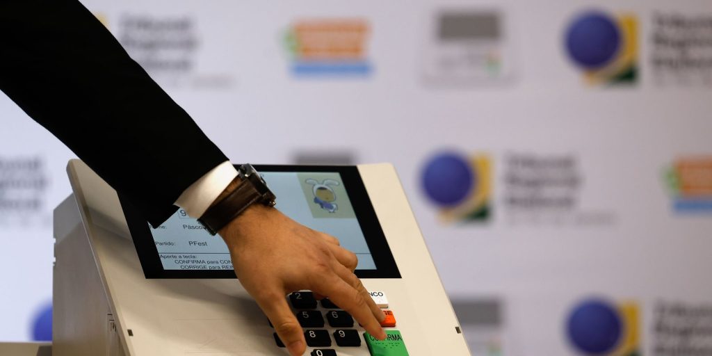 TRE-RJ sorteia em audiência pública as 43 urnas que passarão por auditoria no segundo turno