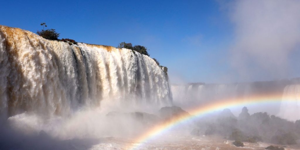 Cheia no Iguaçu: vazão das Cataratas chega a 13,6 milhões de litros por segundo e passarela segue fechada