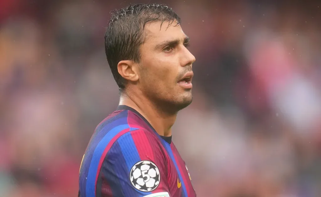 Rodri fica no banco contra o PSG; Flick preserva volante pensando no El Clasico