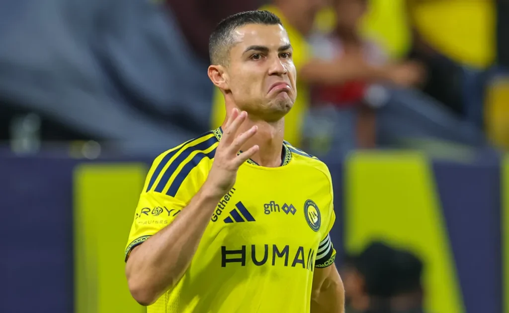 Ronaldo marca em retorno ao Al-Nassr e se emociona com apoio da torcida após crise com Portugal
