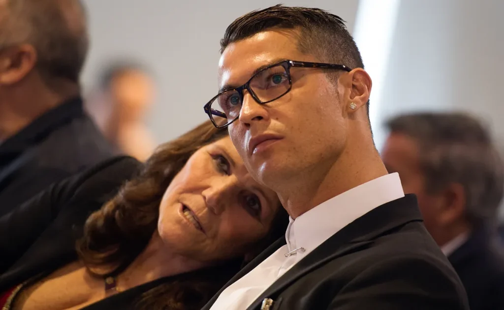 Mãe de Cristiano Ronaldo critica falta de reconhecimento a Portugal e diz que chorou com saída do filho
