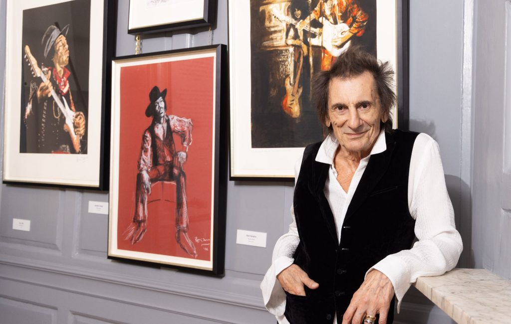 Ronnie Wood abre exposição de retratos de Jimi Hendrix e diz que está pronto para turnê dos Stones