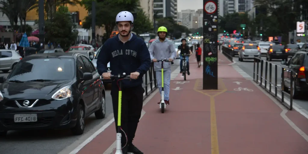 São Paulo inicia fiscalização de bicicletas e patinetes elétricos com multa de R$ 130,16