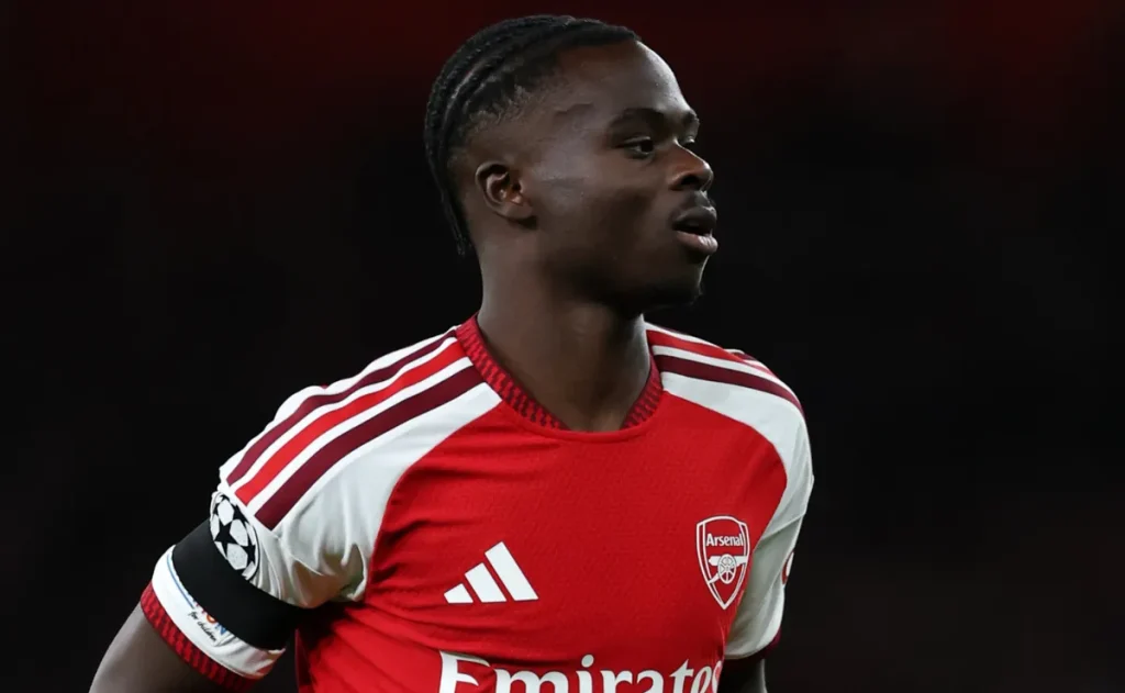Saka deixa campo com suspeita de lesão no joelho esquerdo em Bayern x Arsenal