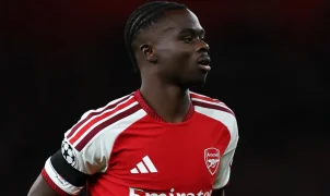 Saka deixa campo com suspeita de lesão no joelho esquerdo em Bayern x Arsenal