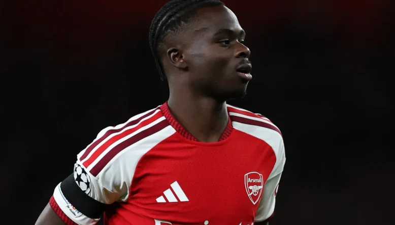 Saka deixa campo com suspeita de lesão no joelho esquerdo em Bayern x Arsenal