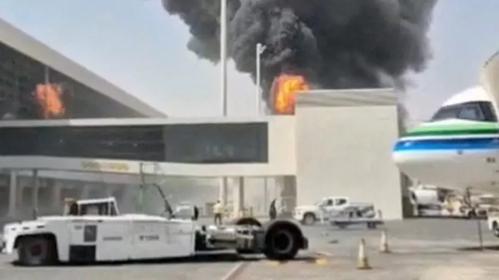 Ataques houthis a aeroportos na Arábia Saudita matam 14 pessoas, incluindo um americano