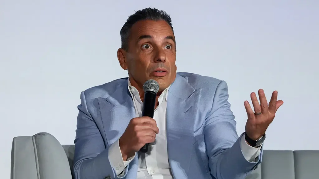 Comediantes acusam canal de Sebastian Maniscalco na SiriusXM de reduzir espaço e renda de artistas