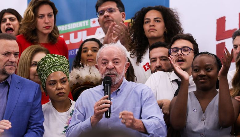 Lula desafia Flávio Bolsonaro a votar pelo fim da escala 6x1