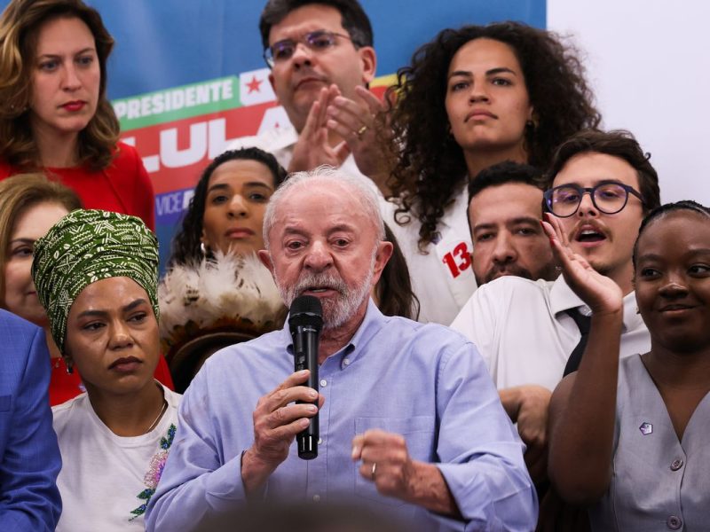Lula desafia Flávio Bolsonaro a votar pelo fim da escala 6x1