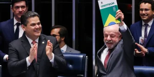 Lula rebate críticas e defende fim da escala 6x1 na promulgação da Emenda 221