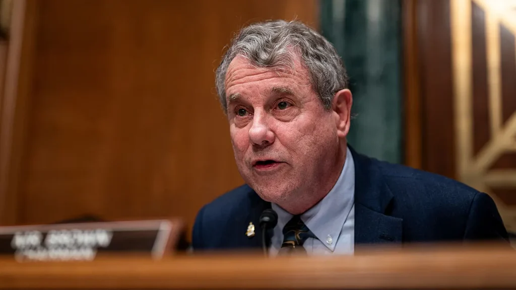 Podcast revela carta de Sherrod Brown contra libertação de prisioneiros de guerra no Vietnã