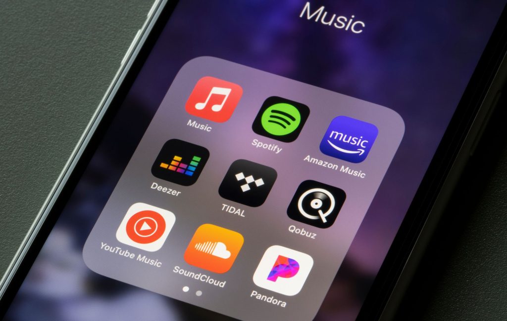 Homem é condenado a 18 meses de prisão por fraude de streams com músicas geradas por IA nos EUA