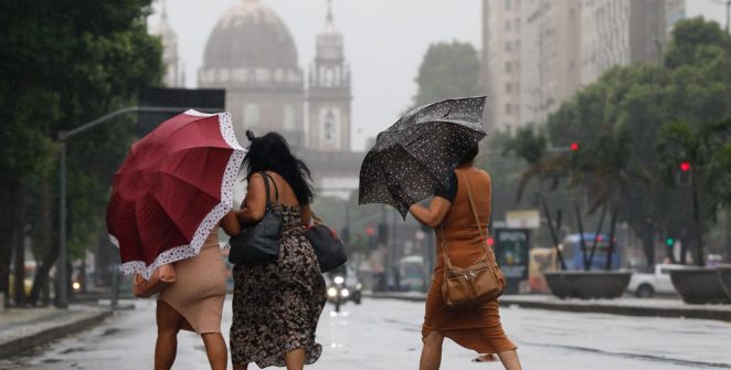Defesa Civil mobiliza equipes e Inmet emite alerta vermelho para temporais no fim de semana de eleição