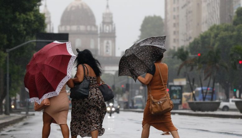 Defesa Civil mobiliza equipes e Inmet emite alerta vermelho para temporais no fim de semana de eleição