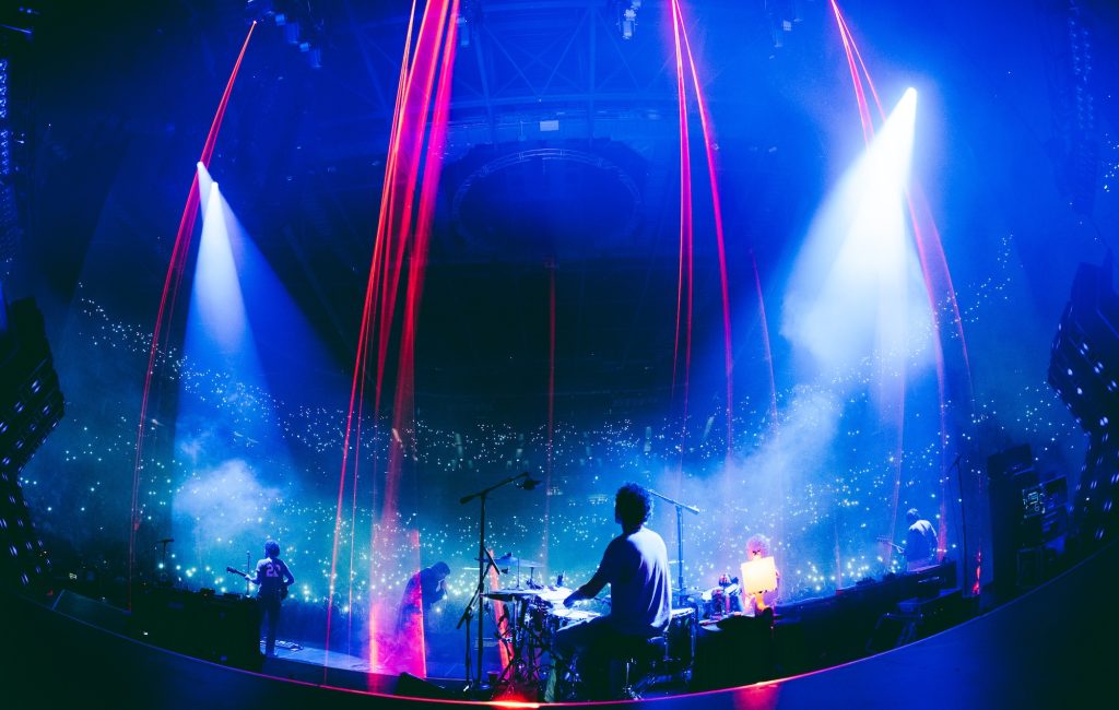 The Strokes voltam a Londres em clima de reencontro e mostram que ainda têm gás