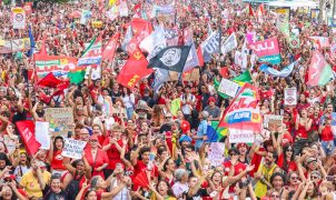 Ato em Copacabana reúne milhares em defesa da democracia e apoio à reeleição de Lula