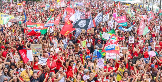 Ato em Copacabana reúne milhares em defesa da democracia e apoio à reeleição de Lula
