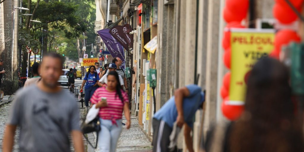 Senado aprova fim da escala 6×1 e trabalhadores relatam esperança por mais tempo livre