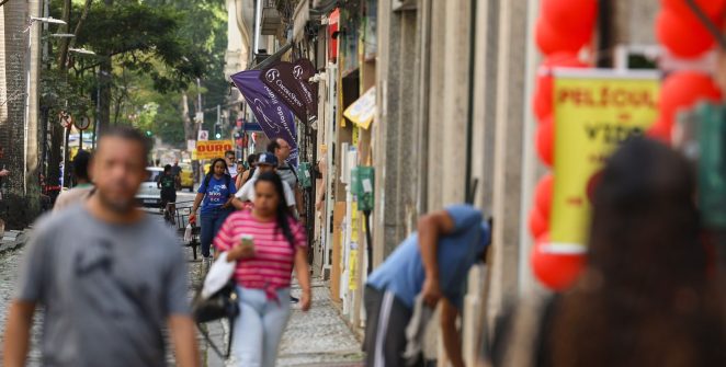 Senado aprova fim da escala 6x1 e trabalhadores relatam esperança por mais tempo livre