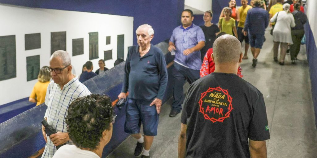 Aos 81 anos, professor vota no Rio dez dias após cirurgia contra câncer de bexiga