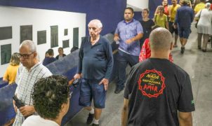 Aos 81 anos, professor vota no Rio dez dias após cirurgia contra câncer de bexiga