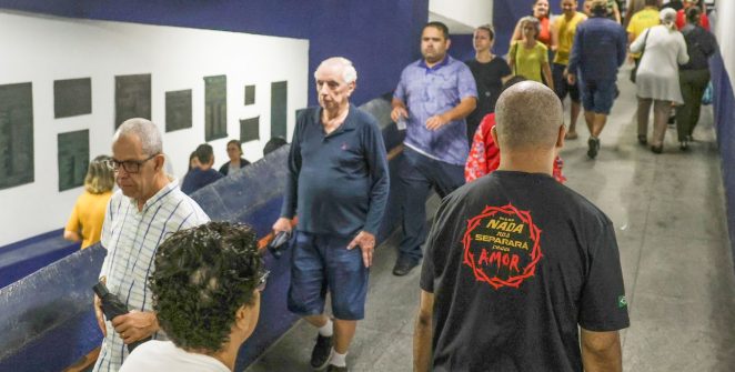 Aos 81 anos, professor vota no Rio dez dias após cirurgia contra câncer de bexiga