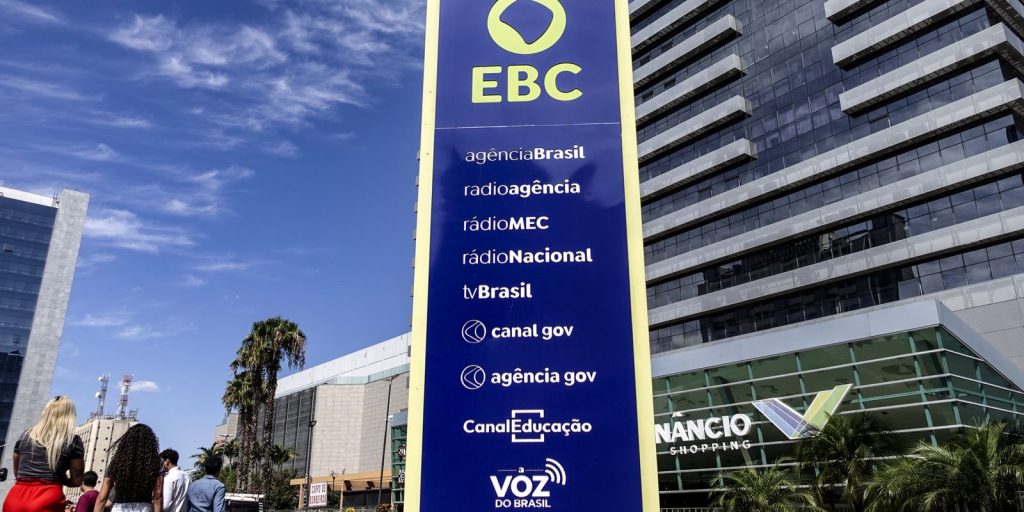 SBT recua e admite erro ao culpar EBC por falha de áudio em propaganda de Flávio Bolsonaro