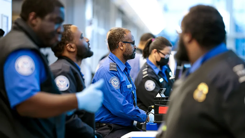 TSA determina que agentes de verificação de documentos fiquem de pé nos checkpoints