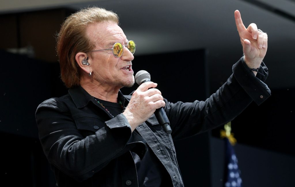 Bono critica cortes de Musk em ajuda humanitária e diz que Partido Republicano foi sequestrado